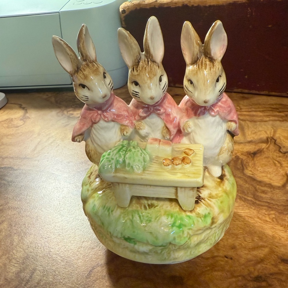 Schmid Beatrix Potter musical Figurine with Flopsy, Mopsy and Cottontail 1983